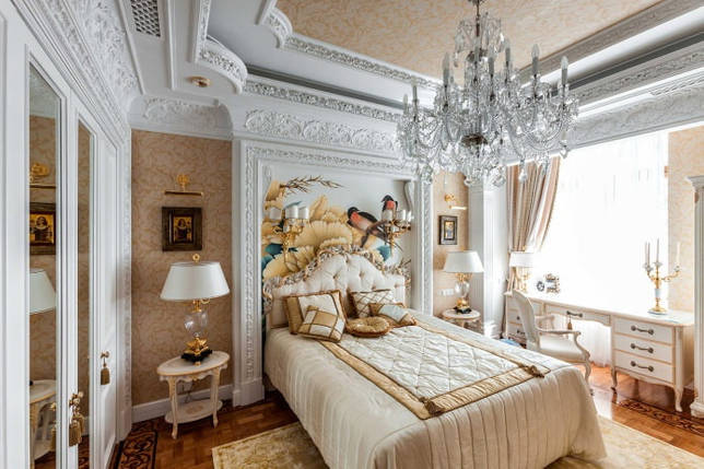 хрустальная люстра в спальне